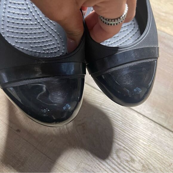 Crocs Flats Womens Size 8 Black Patent Shiny Cap Toe Ballet Slip On Shoes 12300 - Picture 2 of 8